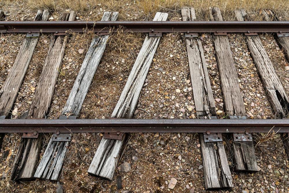 Vía férrea sobre durmientes de madera
